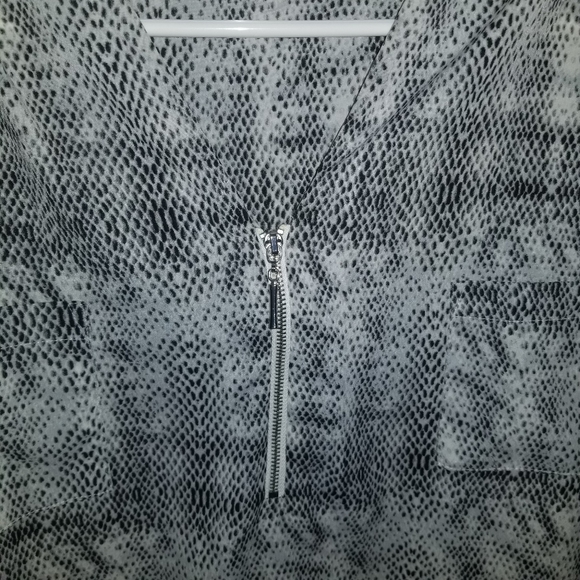 Jaclyn Smith Collection XXL Snakeskin Top - Picture 3 of 8